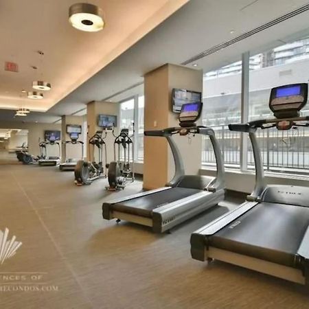 טורונטו 2-Bdrm And 1 Den 3 Bed Condo With 2 Bath - Walking Distance To Scotiabank Arena, Cn Tower, Union Station, Ripleys With Free Parking מראה חיצוני תמונה