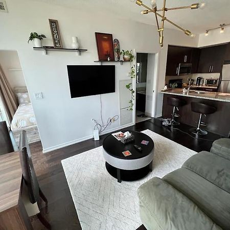 טורונטו 2-Bdrm And 1 Den 3 Bed Condo With 2 Bath - Walking Distance To Scotiabank Arena, Cn Tower, Union Station, Ripleys With Free Parking מראה חיצוני תמונה