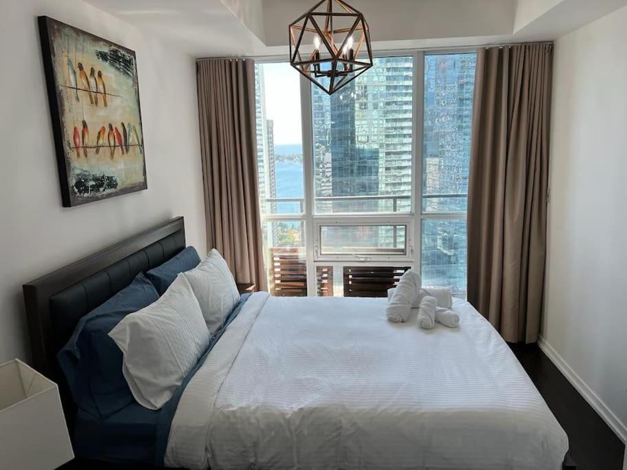 טורונטו 2-Bdrm And 1 Den 3 Bed Condo With 2 Bath - Walking Distance To Scotiabank Arena, Cn Tower, Union Station, Ripleys With Free Parking מראה חיצוני תמונה