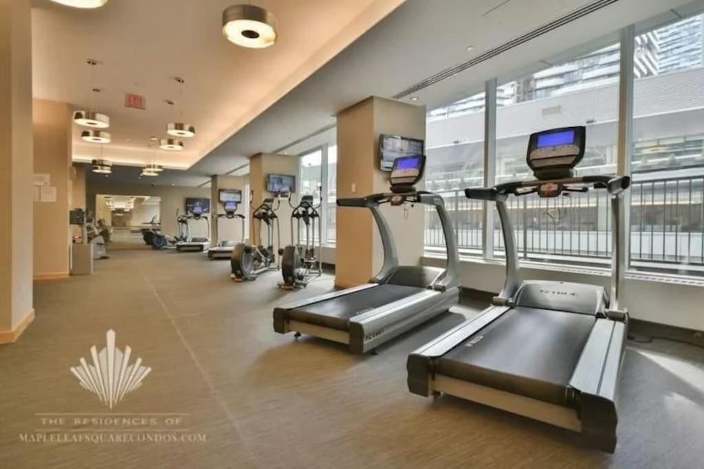 טורונטו 2-Bdrm And 1 Den 3 Bed Condo With 2 Bath - Walking Distance To Scotiabank Arena, Cn Tower, Union Station, Ripleys With Free Parking מראה חיצוני תמונה