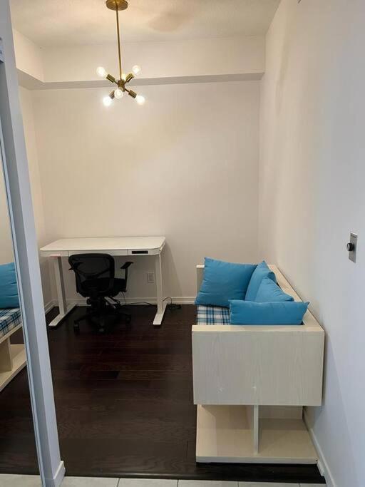 טורונטו 2-Bdrm And 1 Den 3 Bed Condo With 2 Bath - Walking Distance To Scotiabank Arena, Cn Tower, Union Station, Ripleys With Free Parking מראה חיצוני תמונה