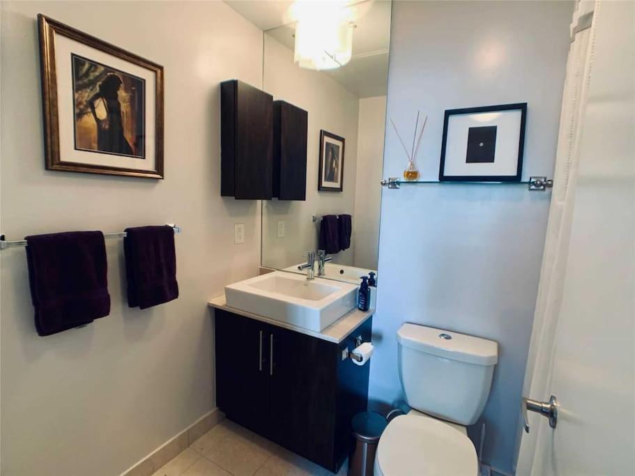 טורונטו 2-Bdrm And 1 Den 3 Bed Condo With 2 Bath - Walking Distance To Scotiabank Arena, Cn Tower, Union Station, Ripleys With Free Parking מראה חיצוני תמונה