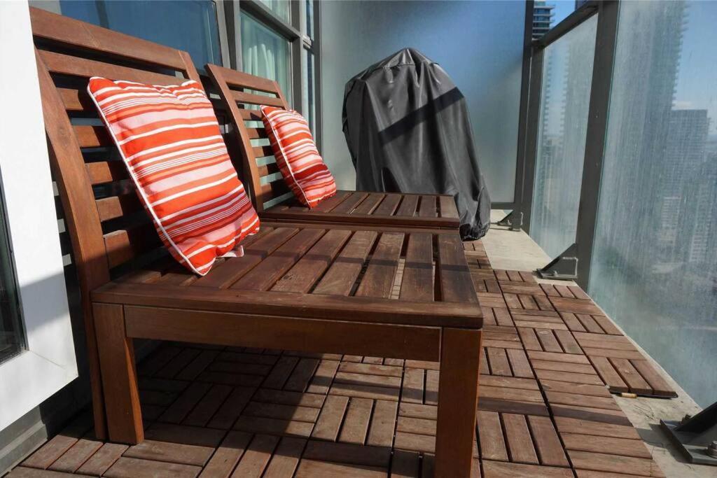 טורונטו 2-Bdrm And 1 Den 3 Bed Condo With 2 Bath - Walking Distance To Scotiabank Arena, Cn Tower, Union Station, Ripleys With Free Parking מראה חיצוני תמונה