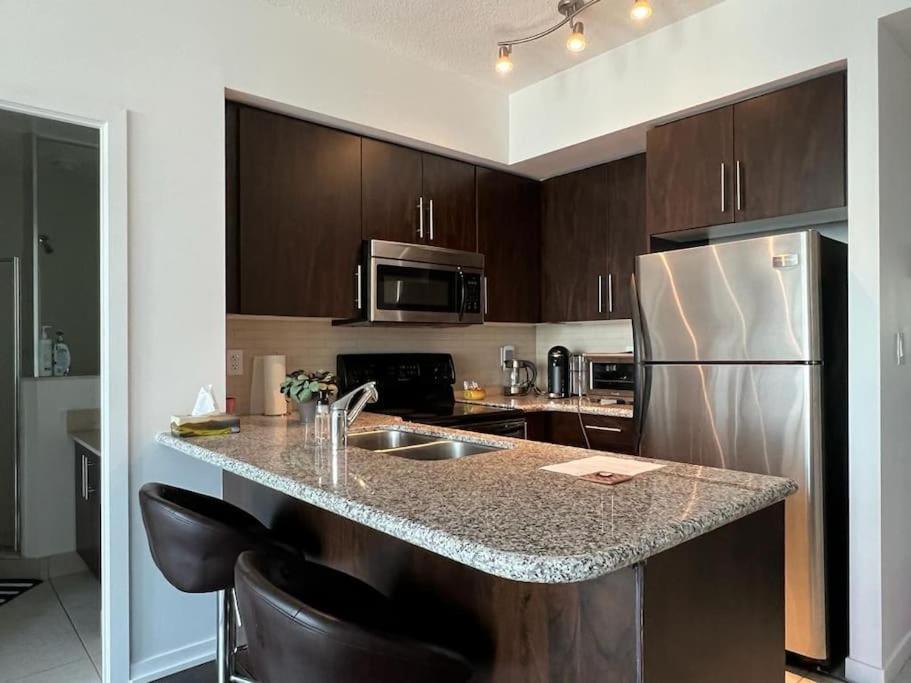 טורונטו 2-Bdrm And 1 Den 3 Bed Condo With 2 Bath - Walking Distance To Scotiabank Arena, Cn Tower, Union Station, Ripleys With Free Parking מראה חיצוני תמונה