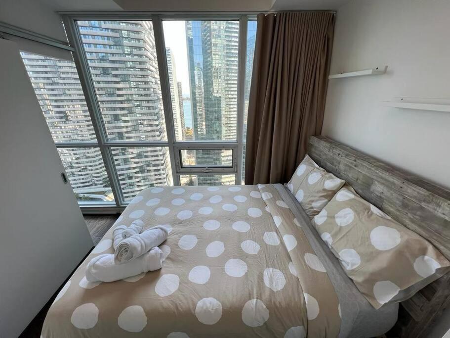 טורונטו 2-Bdrm And 1 Den 3 Bed Condo With 2 Bath - Walking Distance To Scotiabank Arena, Cn Tower, Union Station, Ripleys With Free Parking מראה חיצוני תמונה