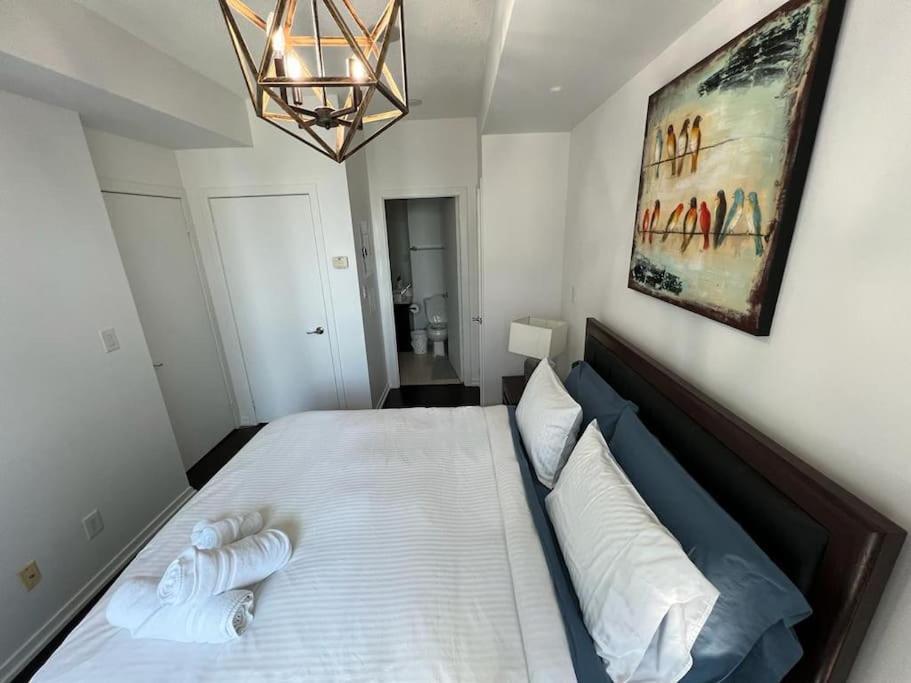 טורונטו 2-Bdrm And 1 Den 3 Bed Condo With 2 Bath - Walking Distance To Scotiabank Arena, Cn Tower, Union Station, Ripleys With Free Parking מראה חיצוני תמונה