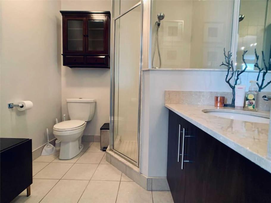 טורונטו 2-Bdrm And 1 Den 3 Bed Condo With 2 Bath - Walking Distance To Scotiabank Arena, Cn Tower, Union Station, Ripleys With Free Parking מראה חיצוני תמונה