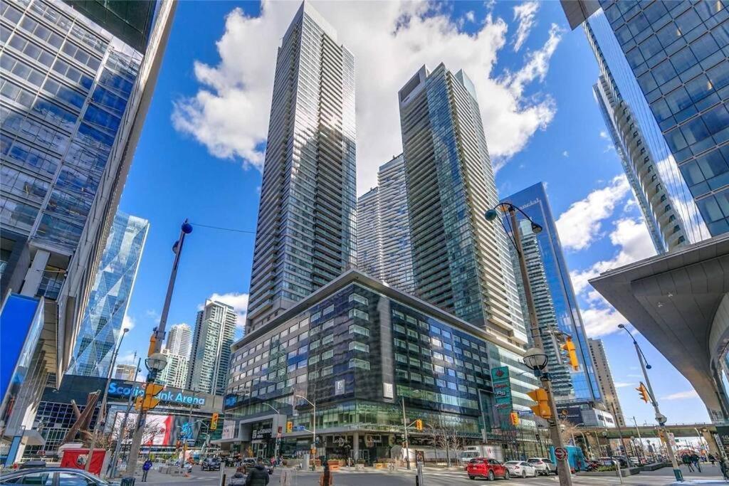 טורונטו 2-Bdrm And 1 Den 3 Bed Condo With 2 Bath - Walking Distance To Scotiabank Arena, Cn Tower, Union Station, Ripleys With Free Parking מראה חיצוני תמונה